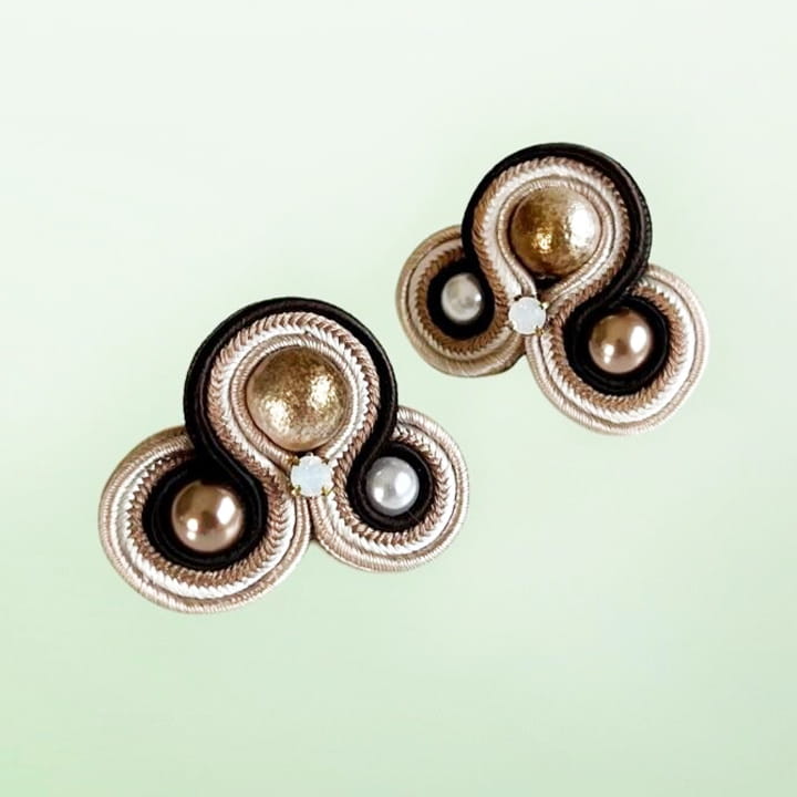 イヤリング｜ソウタシエ｜クローバーモチーフ｜茶色｜ベージュ｜atelierKAZUMI｜アトリエカズミ